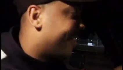 İki seksi cutties şerit ve bir damızlık saatler olarak sevişmek