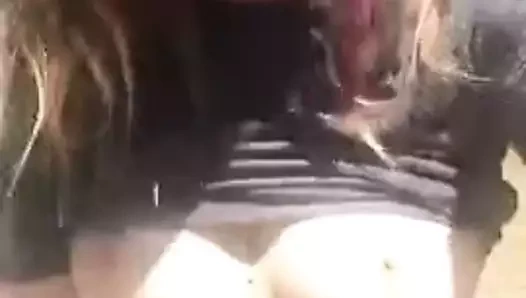 Rhasta kız parmak kedi dışında selfie için bf
