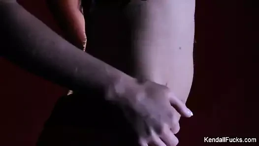 Kendall karson dalga geçiyor ve sybian sürmek