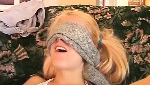 Seksi sarışın Alman hatun sert sikiştikte döl içiyor