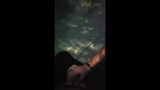 Havuz görevlisine ödeme için elle muamele çekiyor