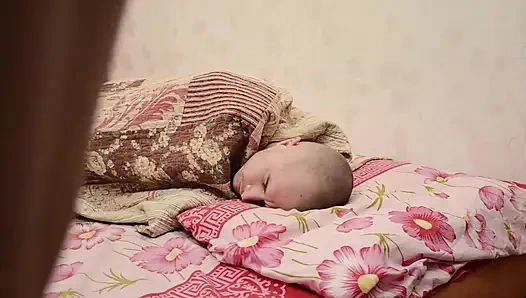 Sevimli genç kız kadın egemenliğinin tadını çıkarıyor