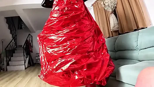 Dev kalp balonu pvc fetişi. Balon pop, gırtlağına kadar alma ve boşalma oyunu
