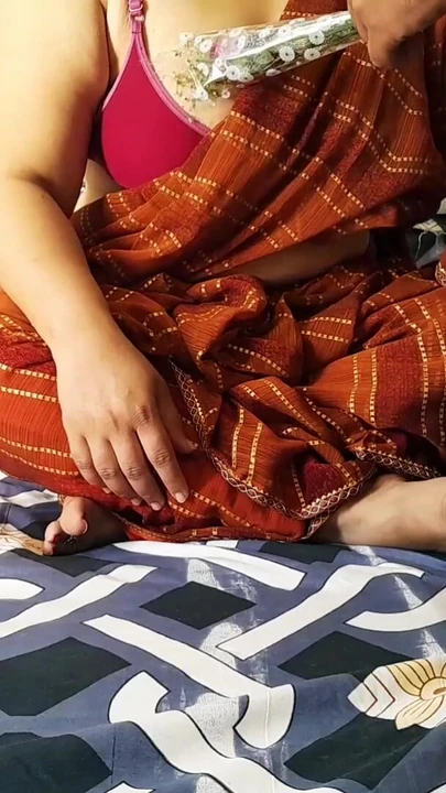 Обязательный для просмотра момент из "СЕКСУАЛЬНАЯ МАЧЕХА И ПАСЫНОК ПРАЗДНУЮТ ДЕНЬ СВЯТОГО ВАЛЕНТИНА (ХИНДИ АУДИО)"