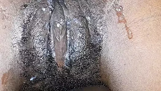 Sütü çıkarmak için keçinin ayağını çekmek 2