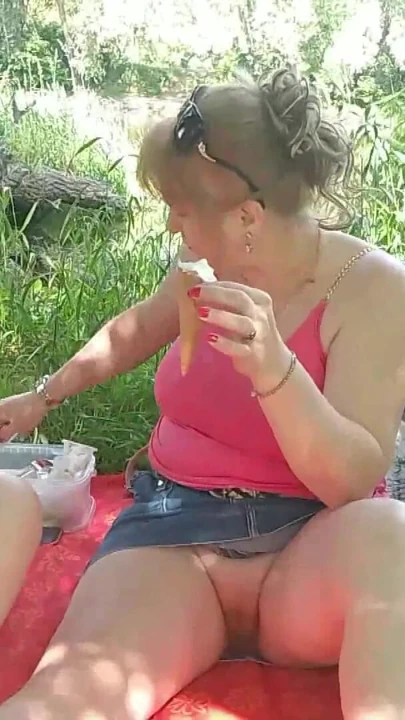 İki kadın olgun orta yaşlı seksi kadın ve eteğinin altında külotsuz genç bakire tatlı dondurma yiyor ve dudaklarını öpüyor açık havada lezbiyenler seks | Klip 1