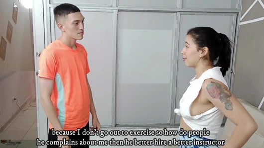 Büyük götlü latin kişisel bir spor salonu eğitmeni tutuyor ve azgın adam onu sikiyor - İspanyolca porno