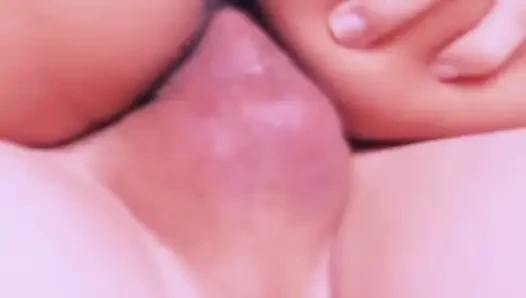 Kontrolünü kaybedene kadar çılgınca sert yarağının üzerinde zıplıyor.