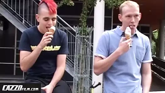 Cazzofilm.com - genç serseri ibne