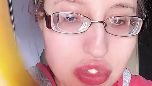 Asmr muz pembe ruj yiyor - dudak fetişi yemeği fetişi ruj gözlükleri