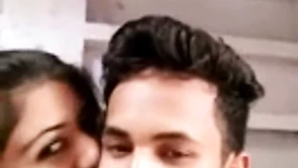 Desi gf ve bf öpüşüyor