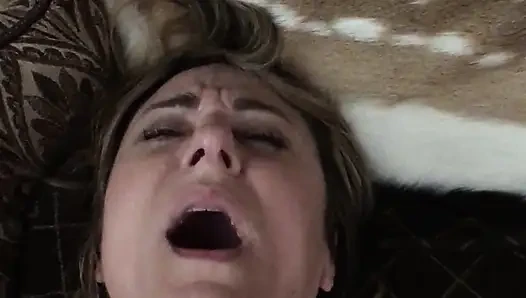 Orta yaşlı seksi kadın mastürbasyon yapıyor