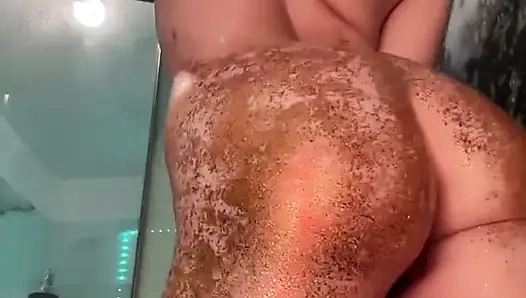 Parıltılı duşta harika gösteri.