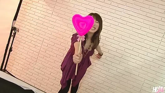 Ateşli Asyalı hatun Sayaka Tsuji emmek ve sikişmek için bir yarak istiyor