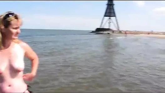 Tina, Alman fahişe, kumsalda işiyor!