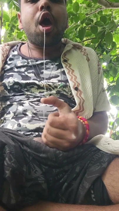 Ormanda yalnızım, bu yüzden ateşli ve seksi videolar izlemeye karar verdim | Bölüm 1
