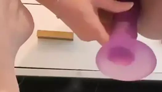 Connie iki kez boşalan ve squirts ile bir 8 inç yapay penis