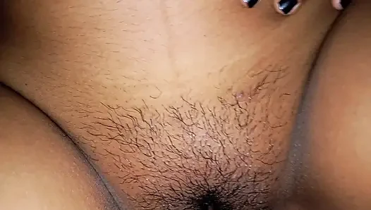 Занимается сексом лежа