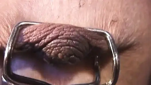 Ateşli kız hala ağzı tıkalıyken küçük göğüslerini siktiriyor