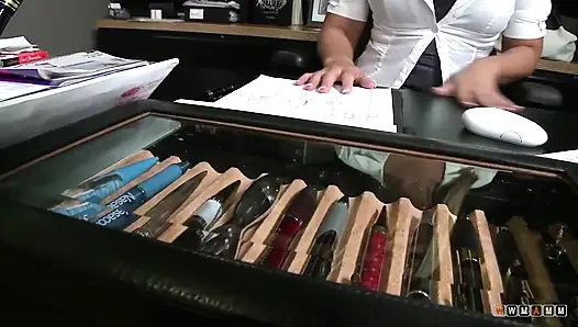 Tombul asistan büyük yarak sikilmek için canavar götünü itiyor