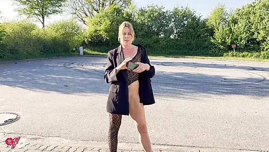 Sarışın naylon fahişe, kendini bağlanmış halde seviştiriyor!!