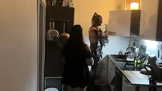 Mutfakta yumruk sokma çılgınlığı - olgun sürtükler geniş genişliyor