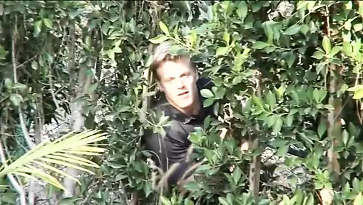 Azgın adam sert yarağını emdirdikten sonra sarışın sürtüğü sert sikiyor