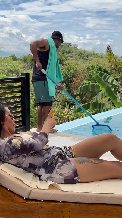 Kocaman göğüslü bir Latin esmer, havuzdan büyük siyah bir penisle olan adamla sevişmekten kendini alamıyor.