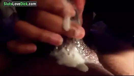 Erkek arkadaşının ve arkadaşlarının onu becermesine izin verdi