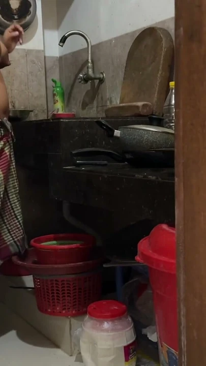 Hintli ateşli mallu teyze yemek yaparken mutfakta sikiliyor (bölüm:2) | Klip 1