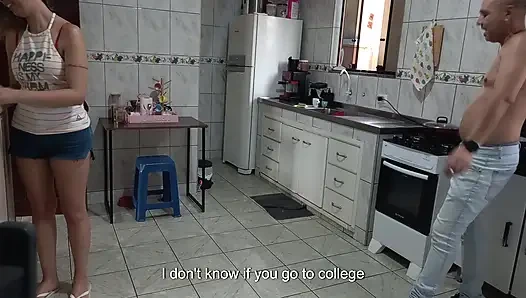 Patronun isteği üzerine hizmetçi çalışırken soyunuyor.