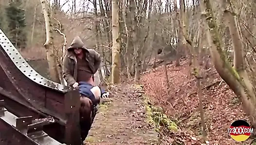 Sevimli esmer yağmurda emmeyi ve sikişmeyi umursamıyor