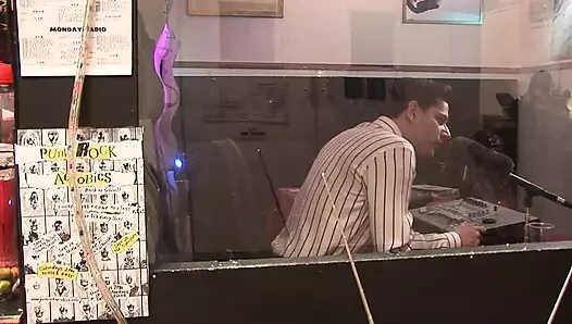 Yaşlı adam iki güzel kızla anal seks yapıyor