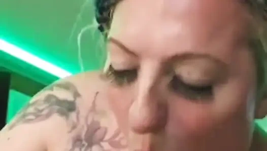 Sürtük eş değiştiren kulüpte biraz yarak emiyor