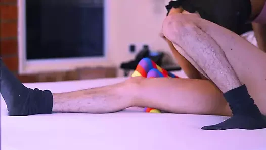 Öğretmen ve kitapçının sahibi sikişmek için daireye gidiyor.