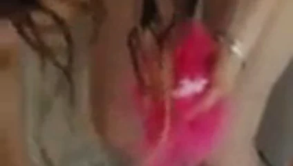 Kıvrımlı kız arkadaş duşta büyük kıçını ve göğüslerini gösteriyor