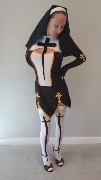 Rahibe Stella cosplay kostümü denemesi