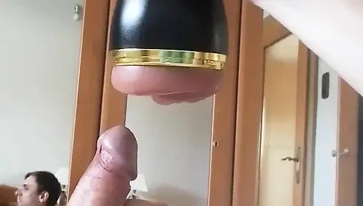 Mastürbasyon yapan yarak ve göt bana geliyor ve zevk hissediyorum