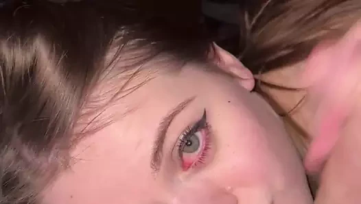 Tatlı oral seks içinde the elevatör sona ile boşalmak içinde the ağız