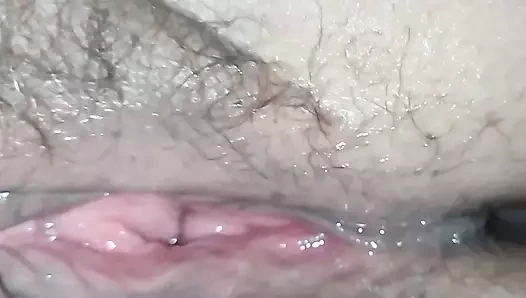 Evli kadın kocasının önünde komşusunun büyük yarağı için azgın. Sonunda kocası kırık ve döllenmiş amına hayran kalıyor