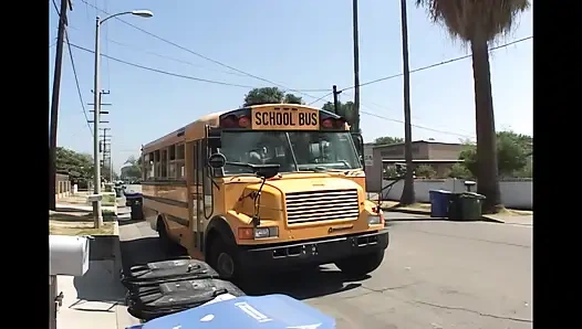 Drew Allen: otobüste sikilecek mükemmel genç sürtük