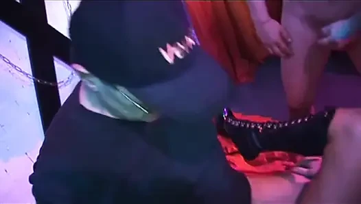 Esmer hatun grupta çılgınca fışkırtıyor çılgınlığı parmaklıyor