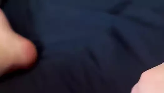 İri güzel kadın tek başına mastürbasyon yapıyor