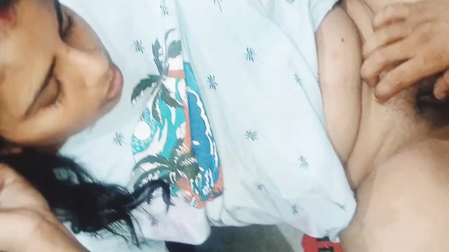 Desi bhabhi ki chut me finger kar pani nikala, pani nikala 3 times in a row