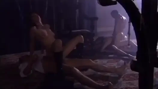 Üç yarak iki hatun yerde sert sikişiyor