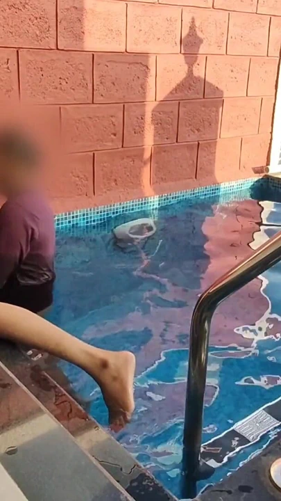 "Komal ilk kez yüzme havuzuna giriyordu, kocası arkadan aşağı iniyor" den gelen güçlü an