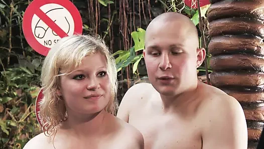 Bir tombul Alman bebek hoş bir uzun horoz yakın the havuz