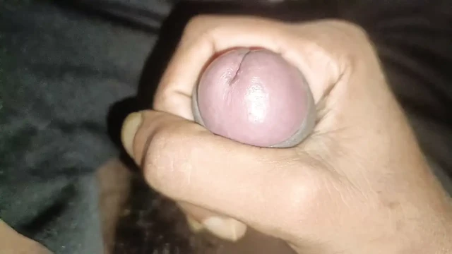 Genç çocuk gece mastürbasyon yaparken boşalıyor