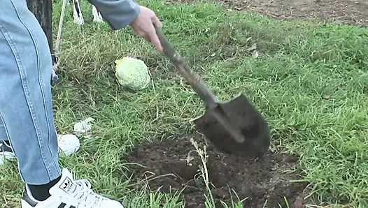 Büyük götlü nine memelere boşalmayı ve açık havada sikişmeyi seviyor