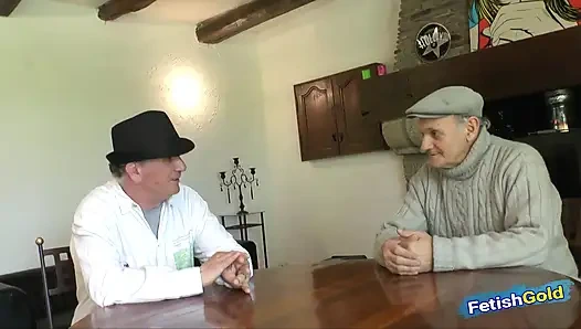 Ateşli kızıl saçlı zenci yaşlı adam ve genç sikicisiyle edepsiz üçlü seks yapıyor